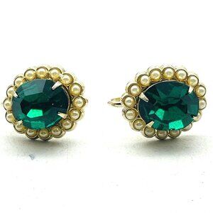 Simulated Emerald Earrings Gold Tone Seed Pearl Framed Screw Back Glam Bling Vtg